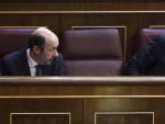 El l&iacute;der del PSOE, Alfredo P&eacute;rez Rubalcaba (i), y el diputado socialista, Eduardo Madina (d), durante el pleno que se celebra hoy en el Congreso de los Diputados.
