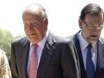 El rey Juan Carlos junto al presidente del Gobierno, Mariano Rajoy (d), a quien ha recibido en el &uacute;nico despacho del verano que celebrar&aacute;n en el Palacio de Marivent.