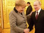 Angela Merkel y Vladimir Putin estrechan sus manos en un encuentro en Mosc&uacute;.