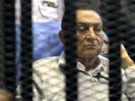 El expresidente egipcio Hosni Mubarak permanece sentado tras los barrotes durante una sesi&oacute;n celebrada en un tribunal en El Cairo.