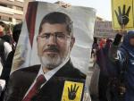 Simpatizantes del depuesto presidente egipcio Mohamed Morsi (en el cartel) en una protesta en El Cairo (Egipto), d&iacute;as antes de que se celebre el juicio contra &eacute;l.