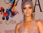 La cantante barbadense Rihanna, con su pol&eacute;mico vestido en los CFDA Fashion Awards, en Nueva York.