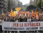Pancarta de cabecera de la manifestaci&oacute;n convocada por un centenar de organizaciones con el lema &quot;Por la rep&uacute;blica, procesos constituyentes, derecho a decidir, referendum&quot;, este 7 de junio en Valencia.