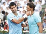 Djokovic y Nadal se saludan tras enfrentarse en la final de Roland Garros, que gan&oacute; Rafa Nadal.