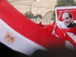 Celebraci&oacute;n de ciudadanos egipcios al t&eacute;rmino de la ceremonia de toma de posesi&oacute;n del presidente electo, Abdel Fattah al-Sissi (en el cartel), junto al palacio presidencial de El Cairo, Egipto.