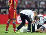 Marco Reus, atendido en el c&eacute;sped tras lesionarse en el amistoso ante Armenia.