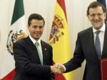 El jefe del Ejecutivo espa&ntilde;ol, Mariano Rajoy (d) y el presidente de M&eacute;xico, Enrique Pe&ntilde;a Nieto, durante la firma de un acuerdo dentro del encuentro que ambos mantuvieron en La Moncloa, en el marco de los actos de la visita de Pe&ntilde;a Nieto a Espa&ntilde;a.