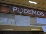 Pancarta de Podemos en la entrada de la Facultad de Filosof&iacute;a de la Universidad Complutense de Madrid.