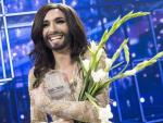 La representante austr&iacute;aca, ganadora de Eurovisi&oacute;n 2014, sonr&iacute;e mientras abraza un ramo de flores.