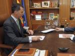 El nuevo rey de Espa&ntilde;a, Felipe VI, despacha con el presidente del Gobierno, Mariano Rajoy.