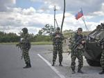 Milicianos prorrusos vigilan en un punto de control de la ciudad de Donetsk, Ucrania.