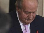 El Rey Juan Carlos durante la firma que hac&iacute;a efectiva su abdicaci&oacute;n.