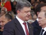 El presidente ruso Vladimir Putin (dcha) y el presidente electo ucraniano Poroshenko (izda).