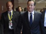 El primer ministro del Reino Unido, David Cameron (c), llega a una rueda de prensa tras la cumbre del Consejo Europeo en Bruselas (B&eacute;lgica).