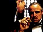 Marlon Brando, bajo la m&aacute;scara del terrible Vito Corleone, en una escena inicial de 'El padrino'.