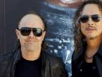 Los integrantes del grupo Metallica Lars Ullrich (i) y Kirk Hammett durante la presentaci&oacute;n de su documental en 3D 'Through the never' en Madrid.