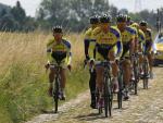 El equipo Tinkoff-Saxo que disputar&aacute; el Tour de Francia 2014 afronta una inspecci&oacute;n de los tramos empedrados de la quinta etapa.