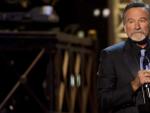 El actor Robin Williams recibe un galard&oacute;n en la gala de los Comedy Awards 2012, en Nueva York.