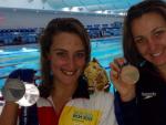Mireia Belmonte y Melani Costa posan con su medallas en la Copa del Mundo de Piscina Corta de Dub&aacute;i.