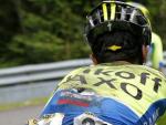 El ciclista espa&ntilde;ol del Saxo Tinkoff, Alberto Contador, pedalea tras sufrir una ca&iacute;da en el Tour,
