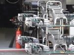 Los alerones delanteros de un monoplaza de la escuder&iacute;a Mercedes, preparados en los boxes en el circuito de Hockenheim (Alemania).