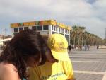 Voluntarios con la calcoman&iacute;a que simula una placa de psoriasis en Valencia