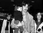 George Harrison sujeta a su hijo Dhani, de 18 meses, y su esposa Olivia en una foto de 1980.