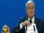Blatter, sacando la cartulina con la candidatura de Rusia, que organizar&aacute; el Mundial de F&uacute;tbol en 2018.