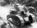 Un tanque marcha en ayuda de las tropas francesas, que combatieron cerca de las estadounidenses en la captura de la ciudad de Juvigny (Francia). Durante la Primera Guerra Mundial se utilizaron los tanques por primera vez.