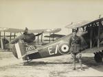 Un Sopwith Camels, el caza biplano brit&aacute;nico m&aacute;s famoso de la primera guerra mundial, listo para iniciar una misi&oacute;n de vigilancia en el espacio a&eacute;reo alem&aacute;n, en una imagen de 1915.