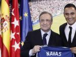 El nuevo portero del Real Madrid, Keylor Navas, posa con su nueva camiseta y con el presidente Florentino P&eacute;rez.
