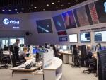 Los expertos siguen la trayectoria de la sonda espacial Rosetta en el centro de control de operaciones de la Agencia Espacial Europea (ESA).