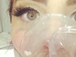 Lady Gaga se hizo un 'selfie' con una m&aacute;scara de ox&iacute;geno en el hospital.