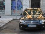 Imagen de archivo de un coche oficial aparcado en una calle de Madrid.