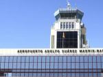 Fachada del aeropuerto madrile&ntilde;o de Barajas, con el nuevo r&oacute;tulo que lo rebautiza con el nombre de Adolfo Su&aacute;rez.