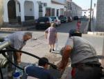 Vecinos de humilladero recogen agua de un camion cisterna