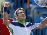 El espa&ntilde;ol Tommy Robredo celebra su triunfo por 7-6 y 7-5 ante el serbio Novak Djokovic en la tercera ronda del torneo de la WTA Tour Masters 1000 de Cincinnati.