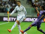 El portugu&eacute;s Cristiano Ronaldo controla un bal&oacute;n junto al italiano Alberto Aquilani en el amistoso entre el Real Madrid y la Fiorentina disputado en Varsovia.