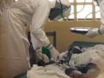 Los doctores atienden a un enfermo de &eacute;bola en un centro de Monrovia, Liberia.