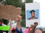 Un manifestante muestra una foto de Michael Brown, el joven que muri&oacute; supuestamente a manos de un polic&iacute;a en Ferguson, Misuri.