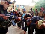 Militantes de Estado Isl&aacute;mico apuntan a un grupo de soldados iraqu&iacute;es capturados en una base de Tikrit.