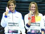 Mireia Belmonte posa con la medalla de oro lograda en los 1.500 metros libres de los Europeos de nataci&oacute;n.