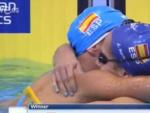 Mireia Belmonte y Judit Ignacio se abrazan al terminar la final.