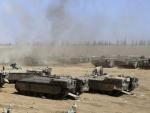 Veh&iacute;culos militares blindados aparcados en una base pr&oacute;xima a la frontera con la franja de Gaza. Israel y Ham&aacute;s entran en el segundo d&iacute;a del cese del fuego de 72 horas acordado en Egipto.
