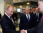El presidente de Ucrania, Petr&oacute; Poroshenko (d), saluda al presidente ruso, Vlad&iacute;mir Putin (i), a su llegada a una cumbre pol&iacute;tica para l&iacute;deres de estado celebrada en Minsk (Bielorrusia).