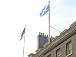 La bandera escocesa ondea sobre la residencia del primer ministro del Reino Unido en el n&uacute;mero 10 de Downing Street en Londres (Reino Unido).