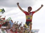 Alberto Contador celebra su victoria en la meta del puerto de Ancares.