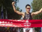 El triatleta gallego Javier G&oacute;mez Noya, campe&oacute;n del mundo 2013, celebra su victoria en el el Beijing International Triathlon.