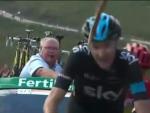El ciclista brit&aacute;nico Chris Froome, en el momento de recibir el impacto de un palo en el ascenso a Ancares.