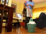 Un hombre realizando tareas del limpieza del hogar.